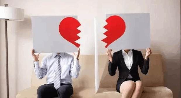 老婆借钱老公签字，离婚时老公用承担债务吗？-第1张图片