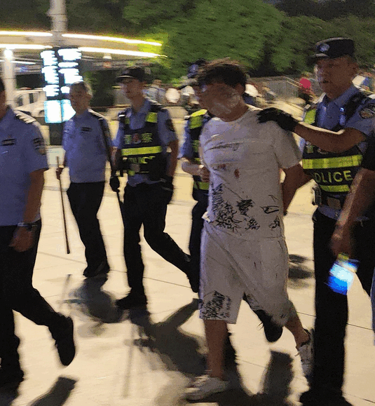 武汉民警被歹徒连刺15刀后牺牲，嫌疑人应该承担什么法律责任-第1张图片